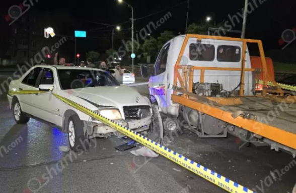 Երևանում բախվել են «Mercedes»-ն ու ավտոքարշակը․ մեկ մարդ տեղափոխվել է հիվանդանոց